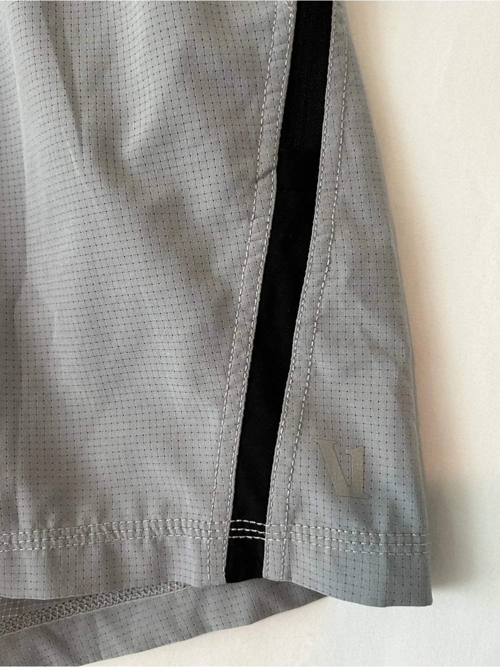 VUORI Men’s Draft 6.5” Inseam Shorts Gray/Blk Detail SzSM Lightweight Active